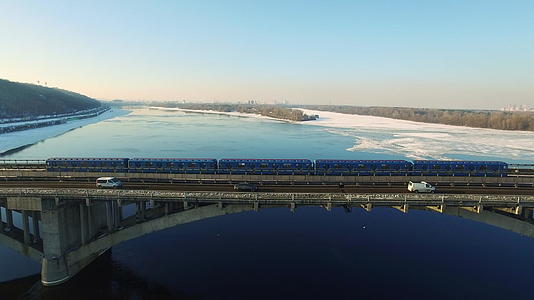 冬天在河高速公路上乘坐铁路火车在空中观看视频的预览图
