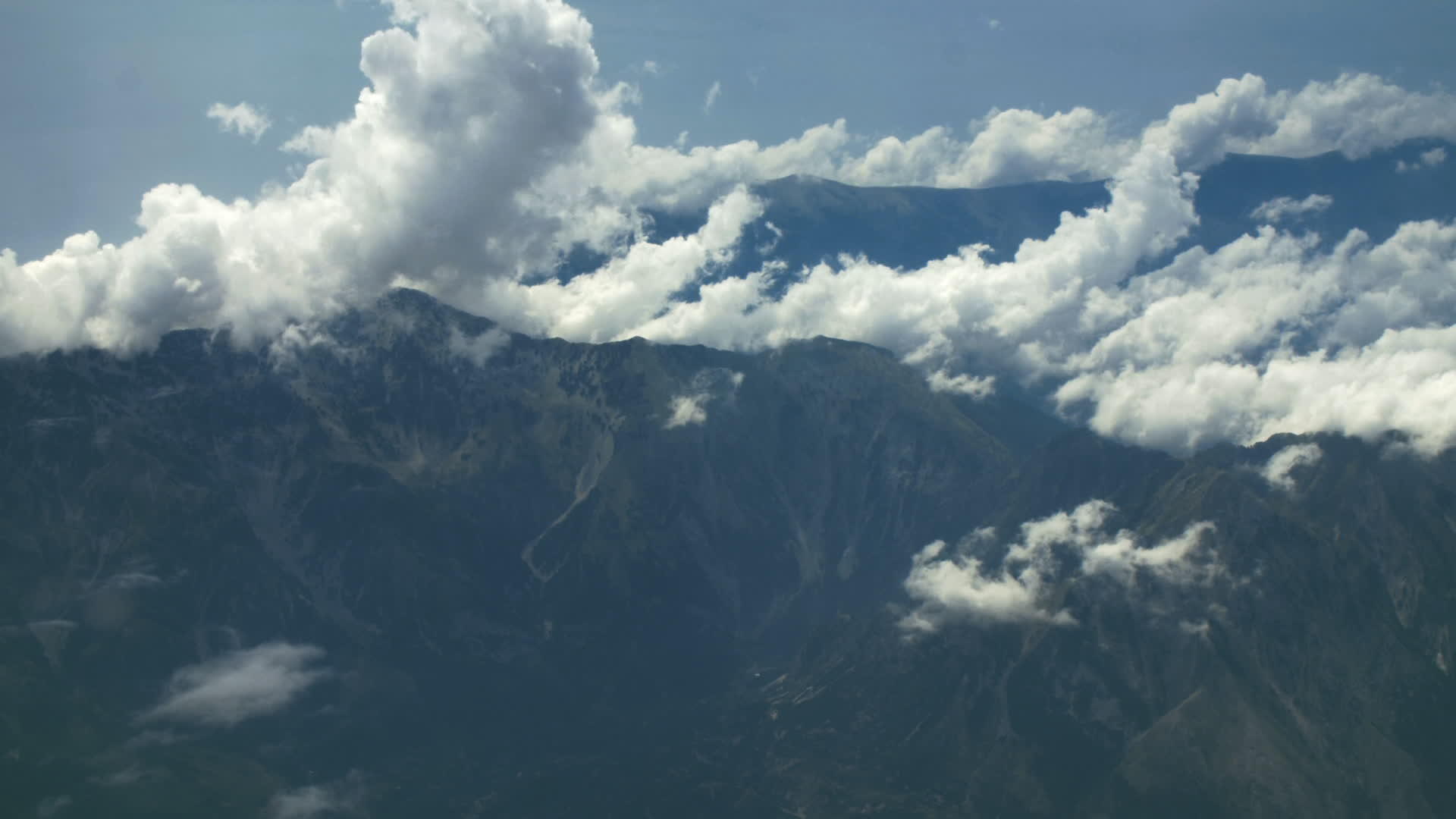蓝天飞机山顶白云视频的预览图