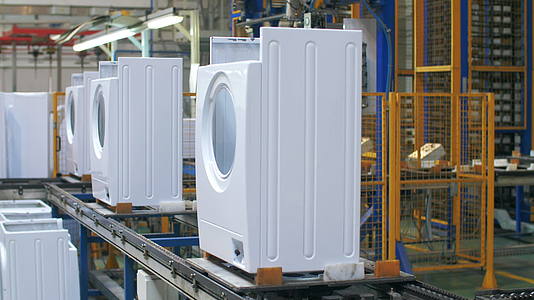 工业工厂生产的白色洗衣机身体视频的预览图