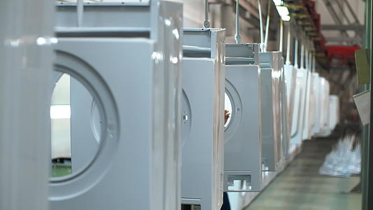白色洗衣机在输送机上移动视频的预览图