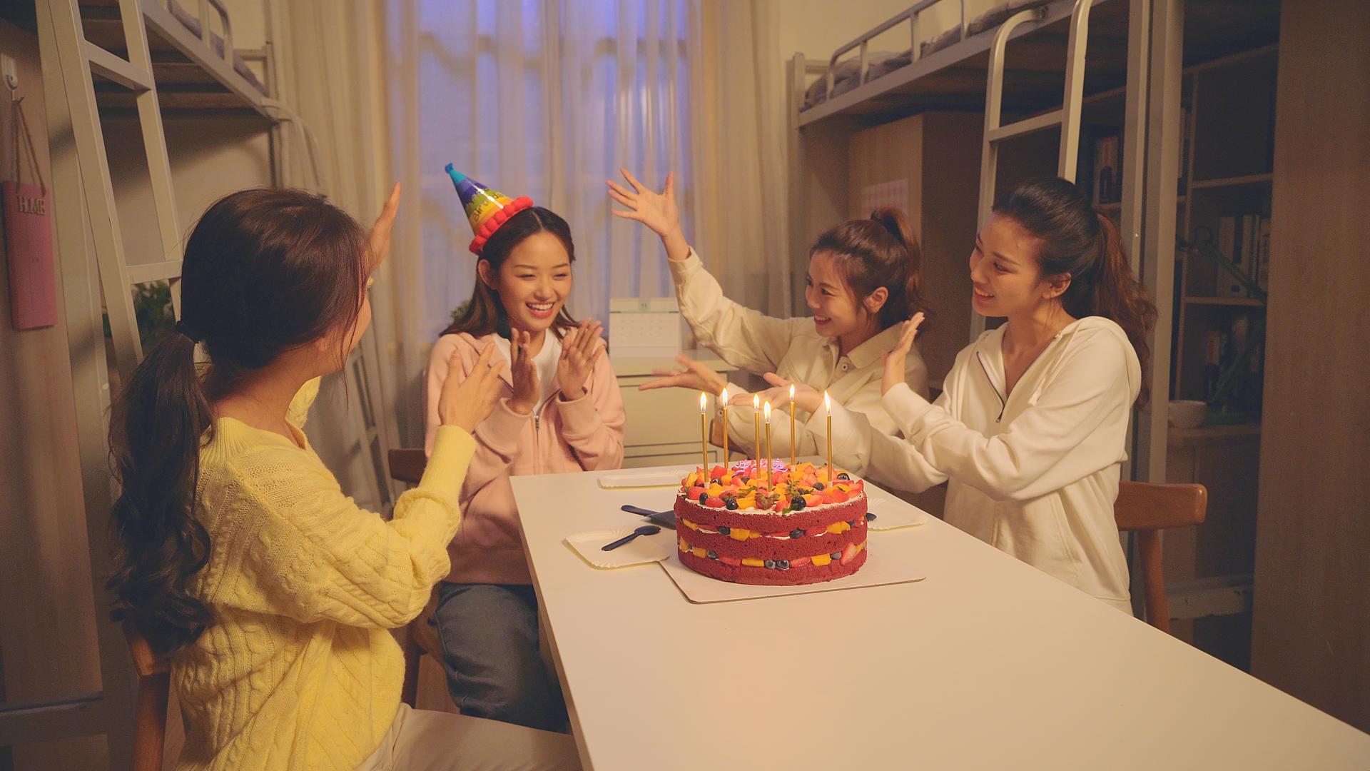 4K女生在宿舍里庆祝过生日视频的预览图