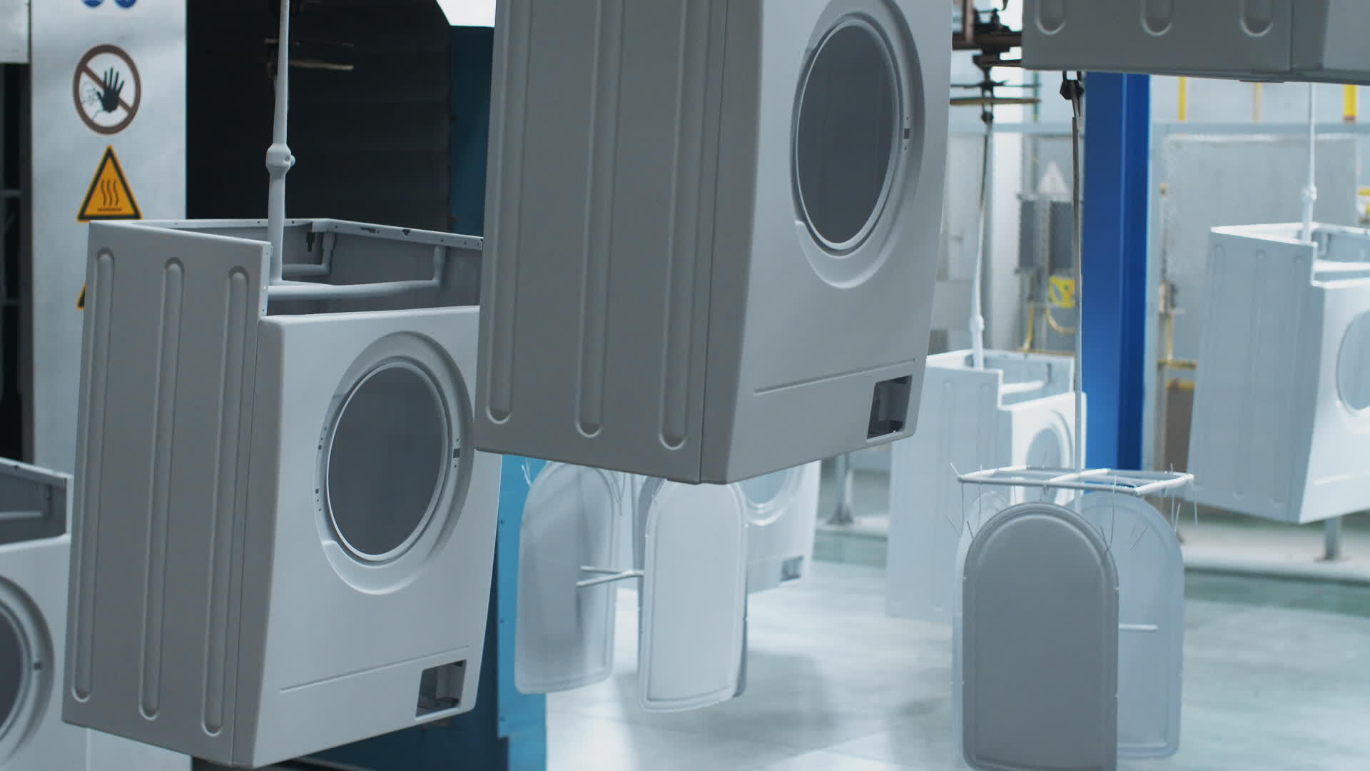 白色洗衣机在制造商的传输线上移动视频的预览图