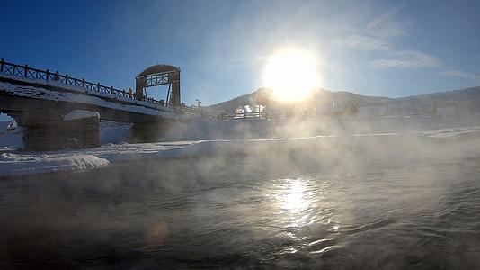 新疆冬季禾木河日出晨雾河水白雪蓝天旅游风光视频的预览图
