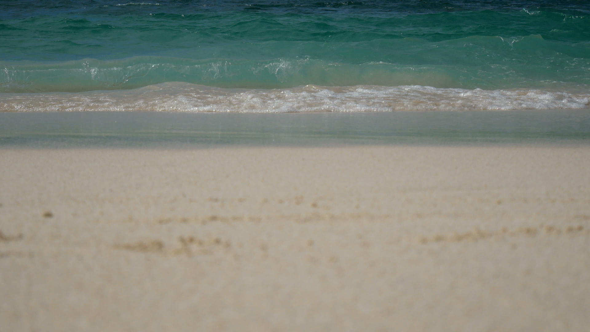 清水在白色沙滩上复制空间区域视频的预览图
