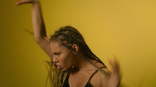 非洲妇女用黑色比基尼和纸币跳舞视频的预览图
