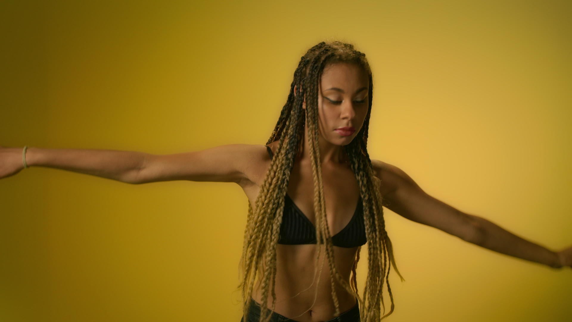 非裔美国女性在黄色背景下慢慢跳舞视频的预览图
