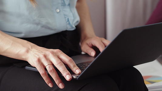 在家庭办公室用笔记本电脑打字的女性手视频的预览图