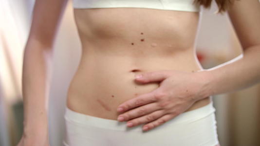 女性腹部感觉不健康视频的预览图