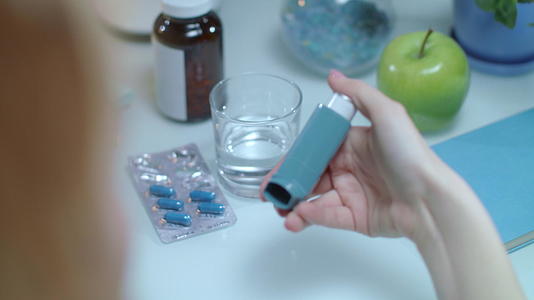 女性使用哮喘吸入器视频的预览图