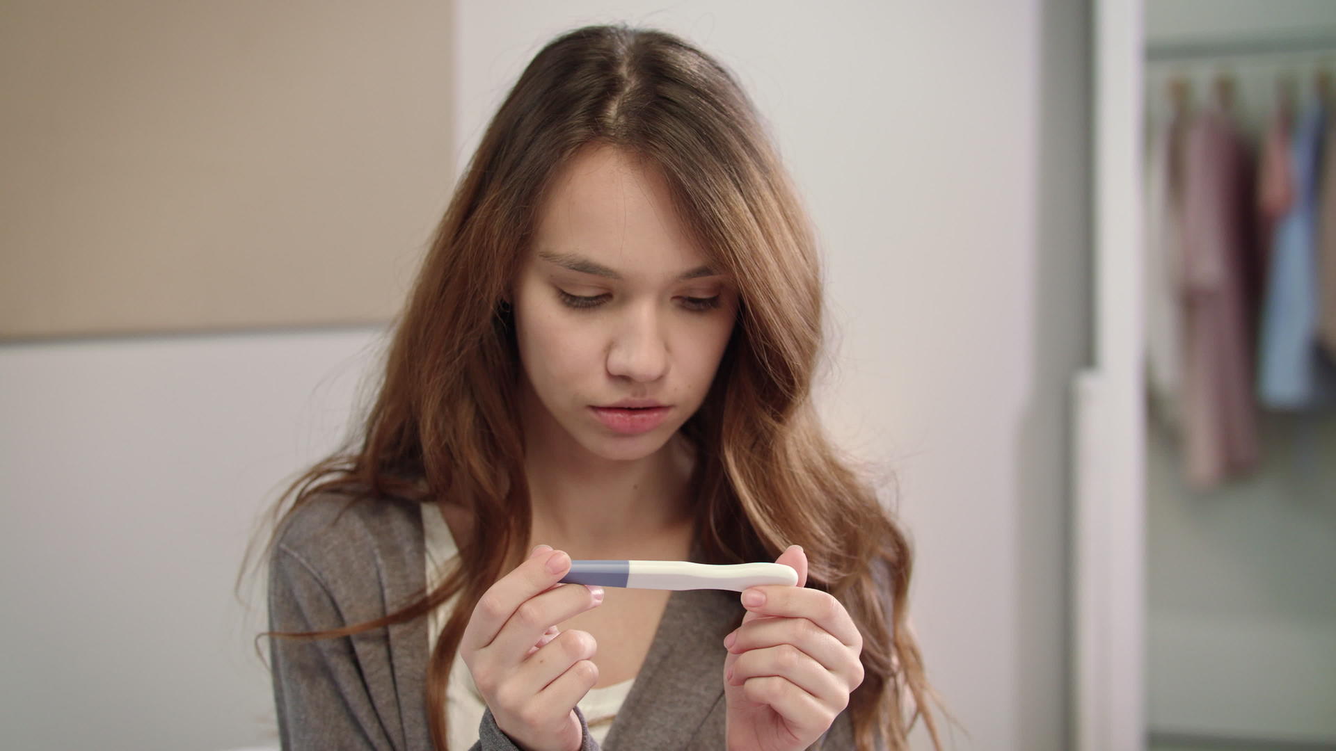 等待怀孕测试结果的妇女视频的预览图