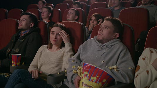 年轻人害怕在电影院看恐怖片视频的预览图