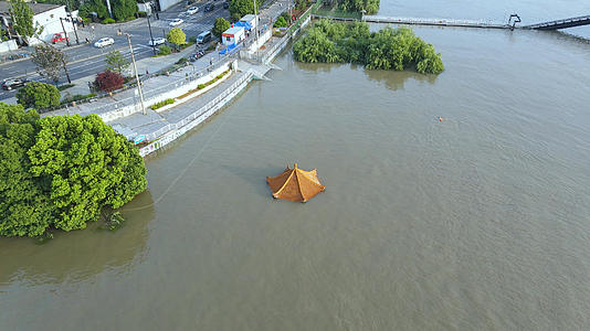 航拍长江中下游汛期防汛最大洪峰过境后被水淹没的亭子防汛素材视频的预览图