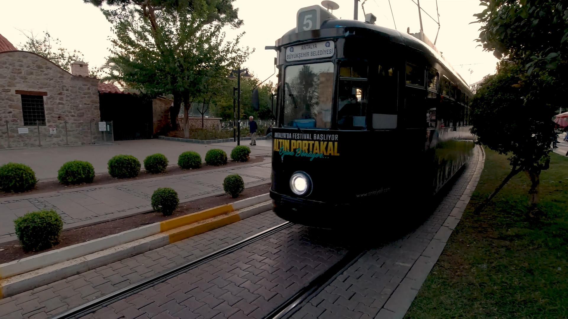 土耳其旅游胜地伊兹密尔城市有轨电车视频的预览图