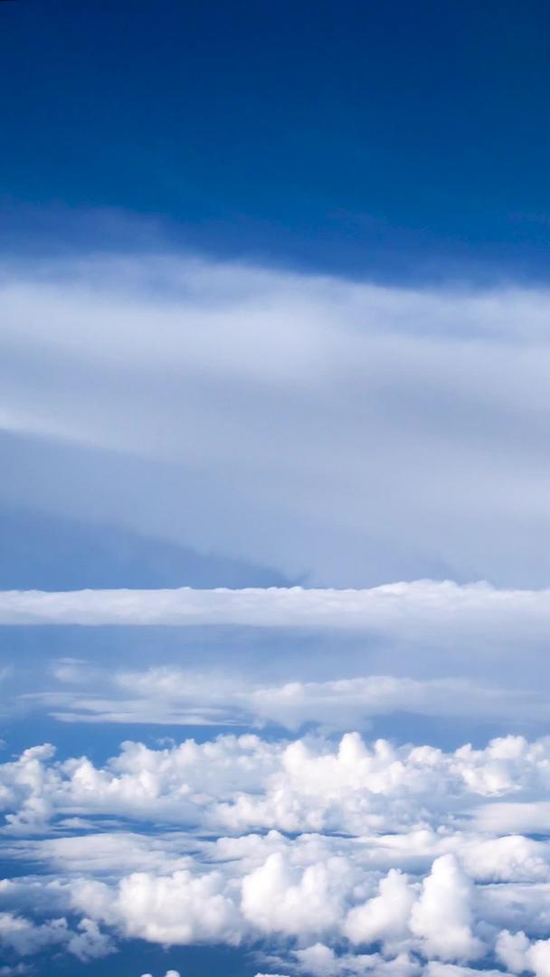 航拍万米高空云层飘动视频的预览图