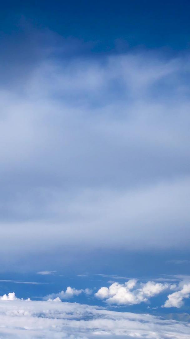 航拍万米高空云层飘动视频的预览图