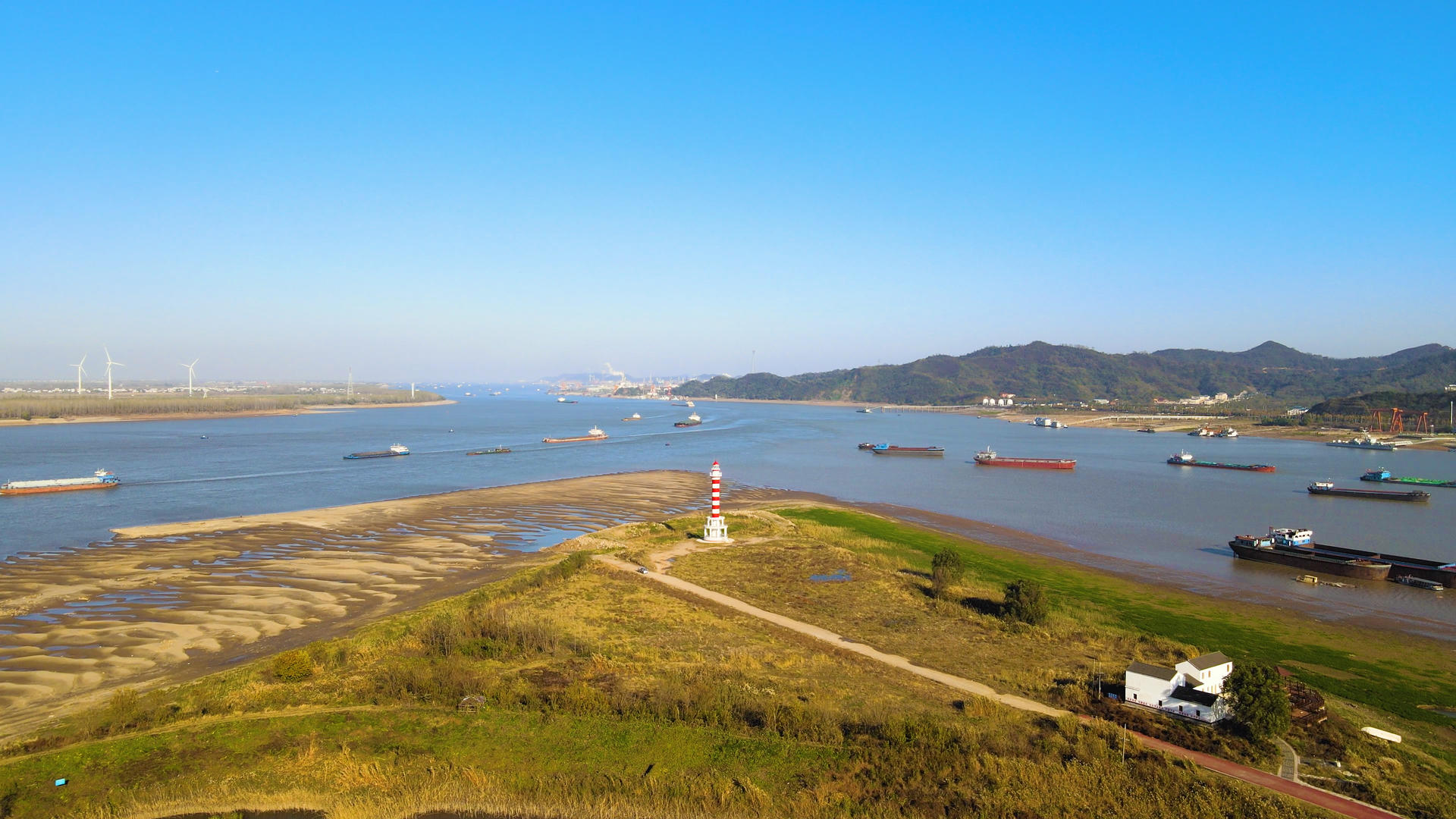 4K航拍长江鄱阳湖交界处往来贸易船舶视频的预览图