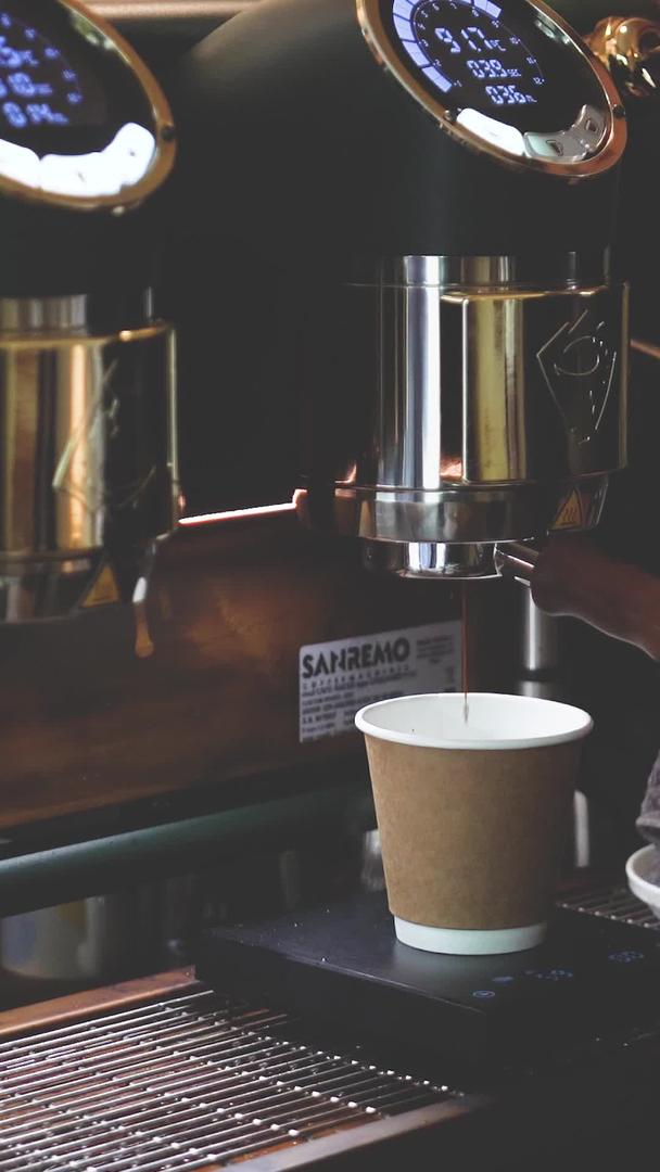 咖啡专业咖啡机制作美味咖啡饮料视频的预览图