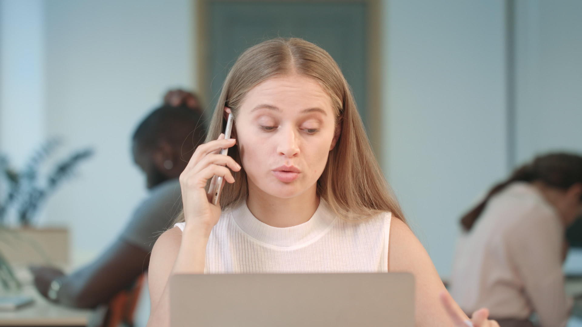 愤怒的女人在工作场所用手机喊叫视频的预览图