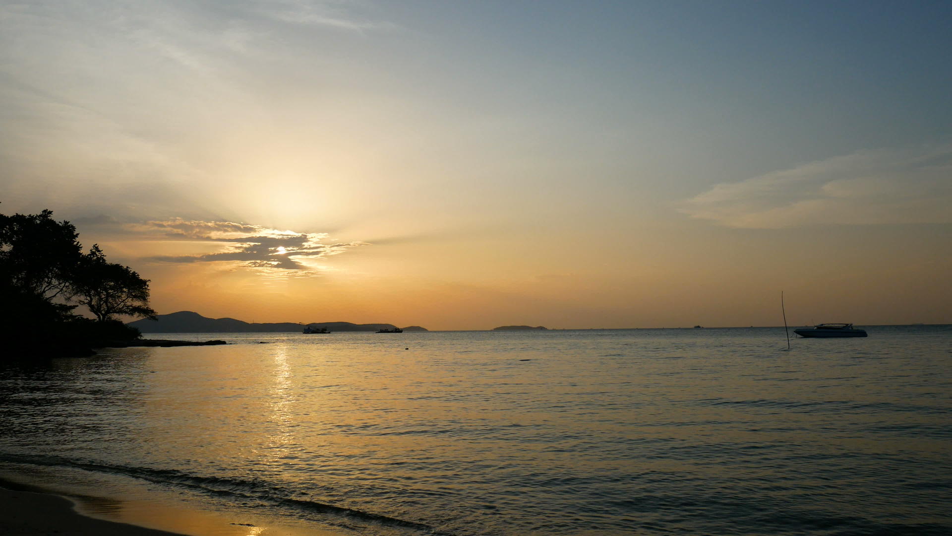 热带海滩海面美丽的日落视频的预览图