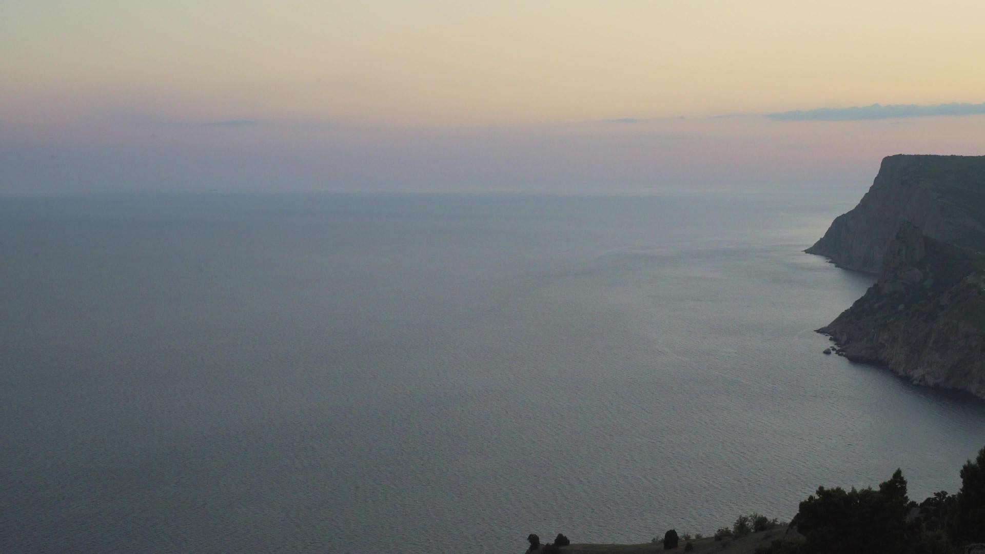 海景有明亮的蓝海和山丘视频的预览图
