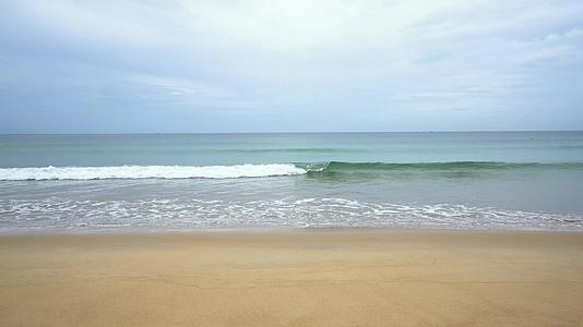 泰国海滩有白沙和柔和的蓝色波浪视频的预览图