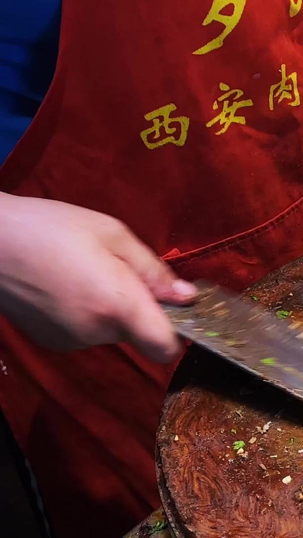 西安城市地方特色美食街头小吃肉夹馍制作工艺素材视频的预览图
