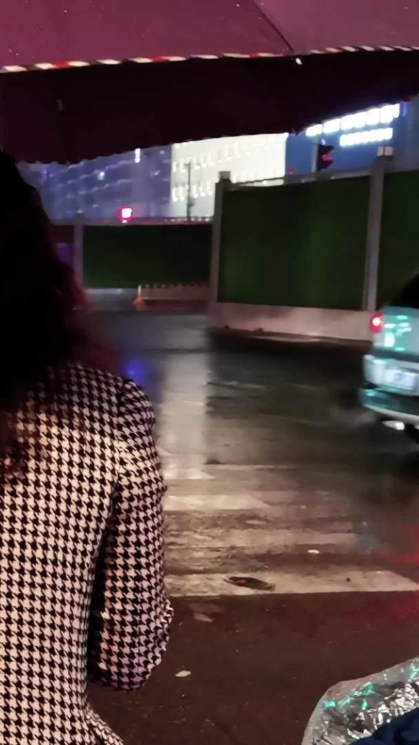 集合下雨天交通路口行人和摩托车实拍视频视频的预览图
