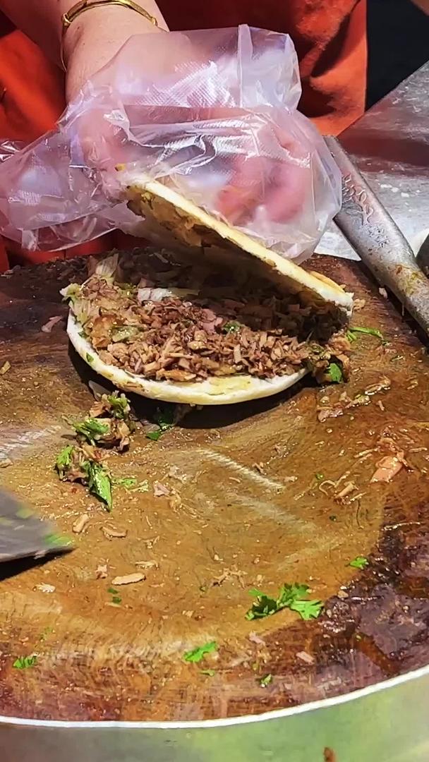 西安城市地方特色美食街头小吃肉夹馍制作工艺素材视频的预览图