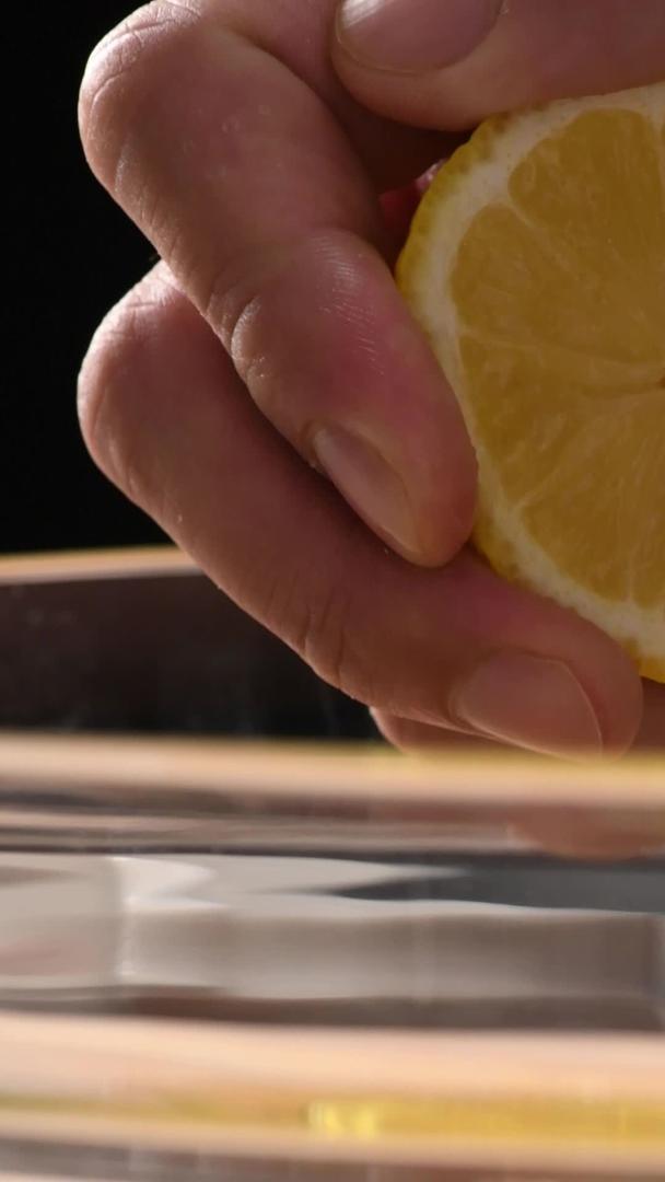 将柠檬汁垂直挤入蛋清视频的预览图
