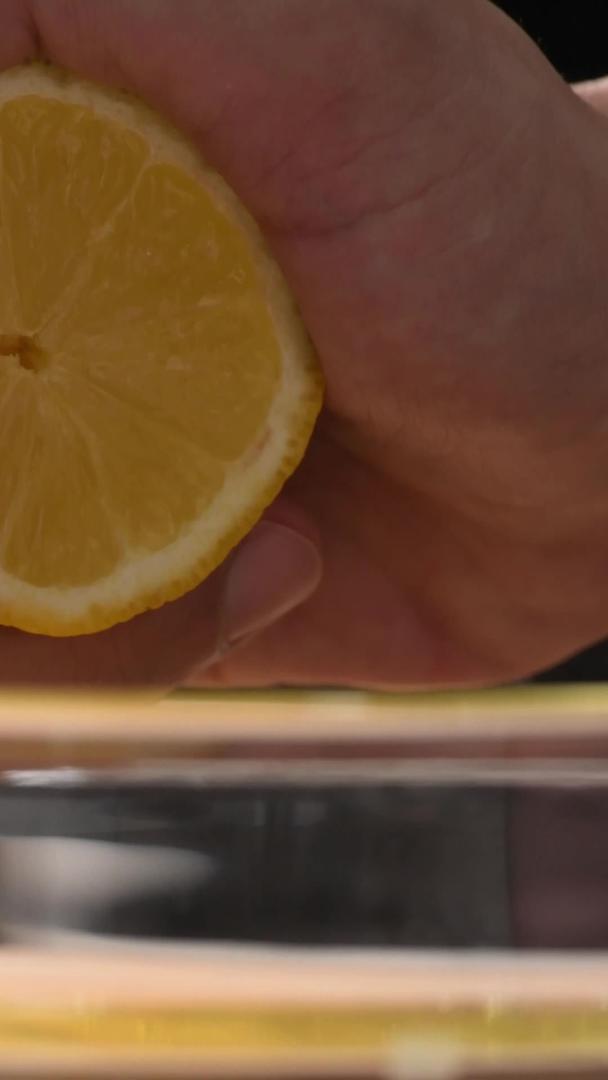 将柠檬汁垂直挤入蛋清视频的预览图