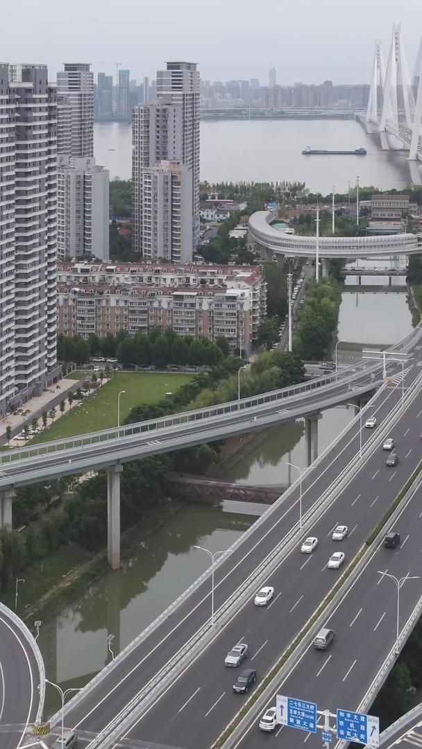 材料延时摄影城市交通道路桥梁交通流量视频的预览图