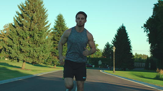运动员在城市公园跑步在户外接受心理训练视频的预览图