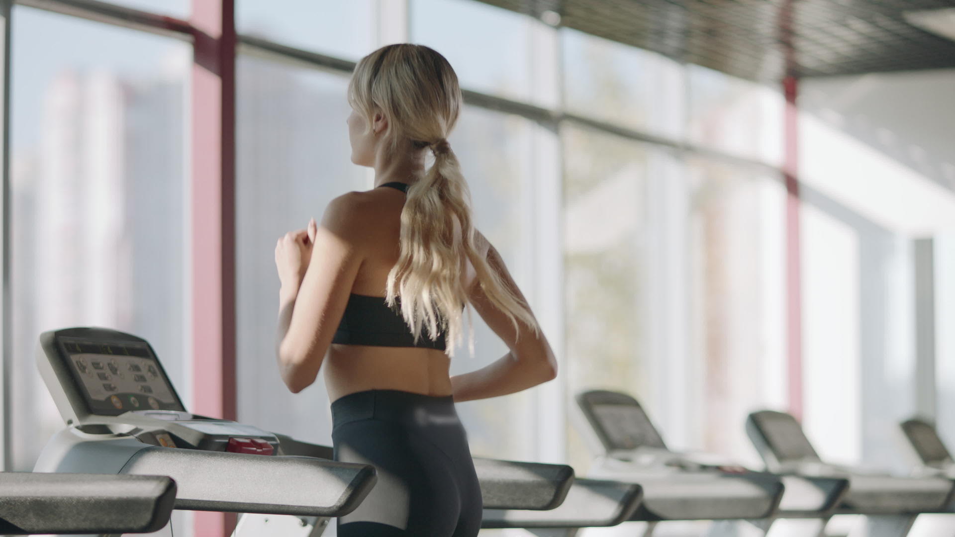 女运动员在健身时练习操作机器视频的预览图