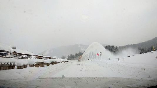 新疆喀纳斯冬季旅游雪景车载路拍扫雪机清雪设备机械视频的预览图