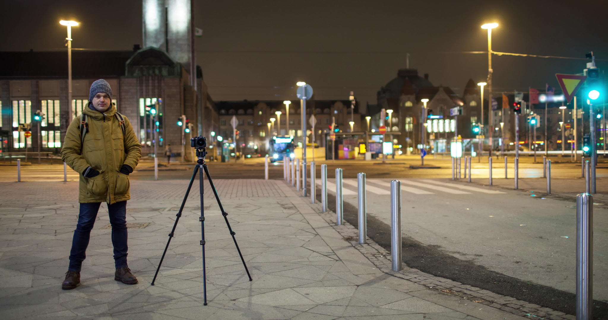 晚上和男子在街上拍视频视频的预览图