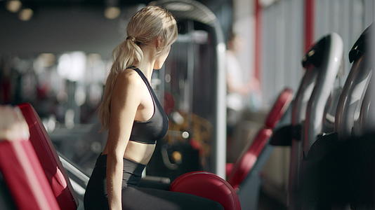 运动员在现代健身中心中心的肌肉训练视频的预览图