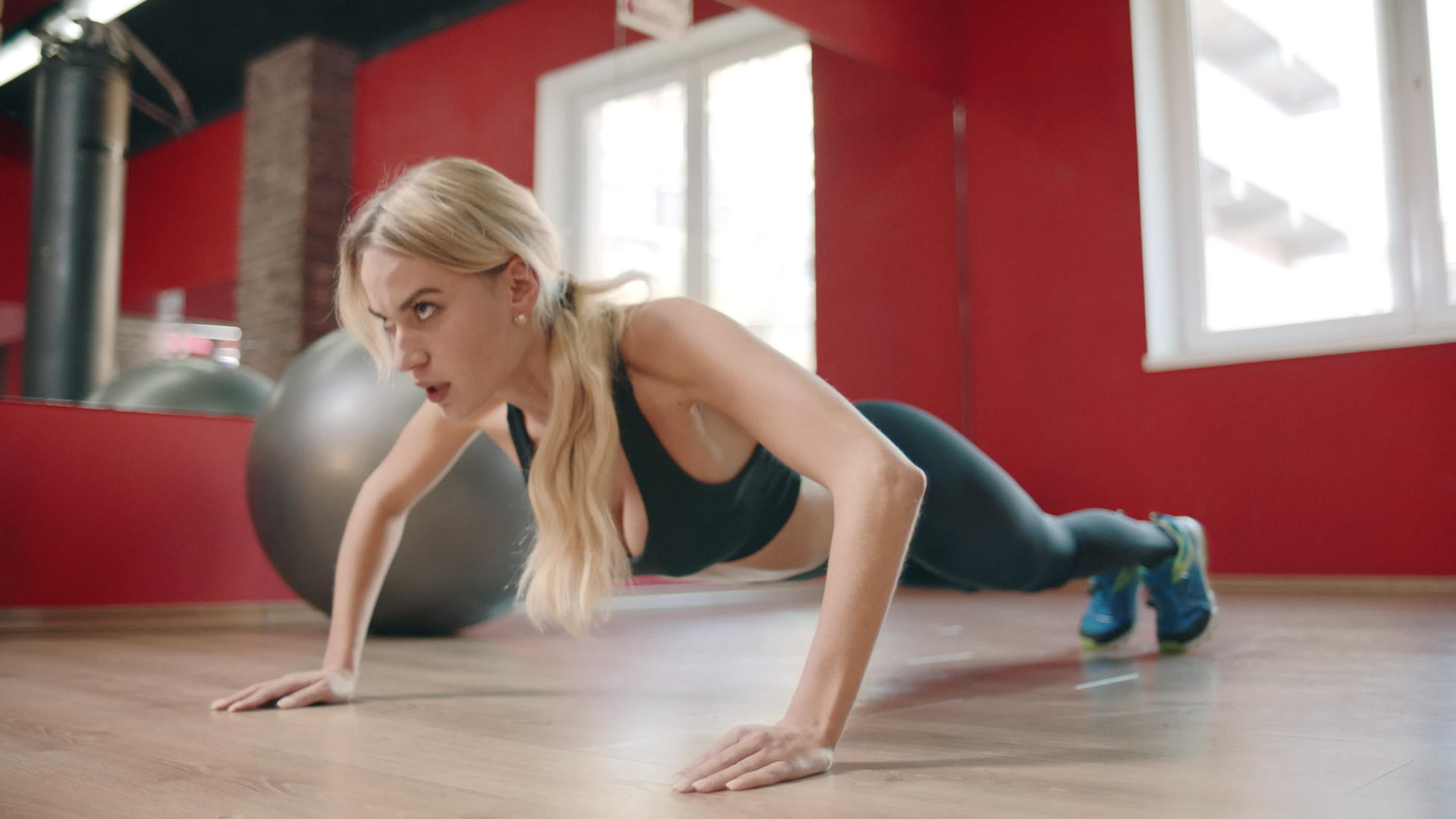 女性运动员培训促进健身俱乐部体操锻炼视频的预览图