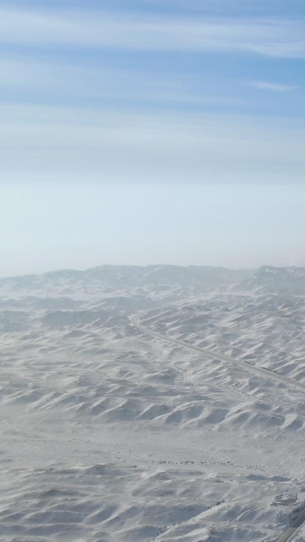 新疆冬季雪原公路航拍视频的预览图