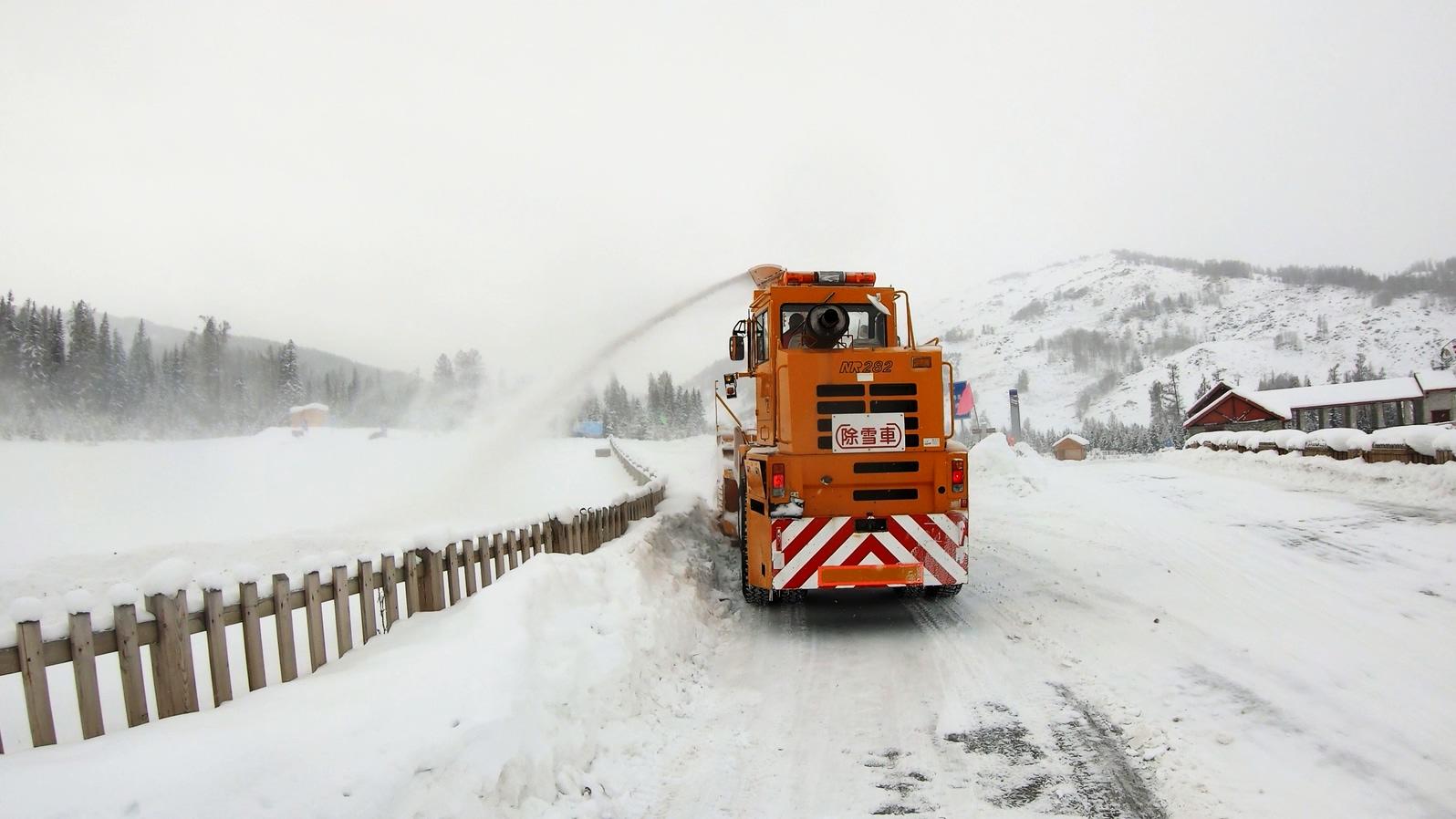 新疆冬季清雪设备扫雪机扫雪车视频的预览图