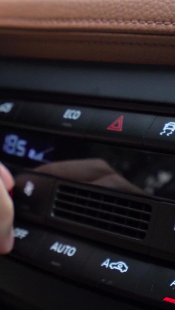 调节汽车中控台温度视频的预览图