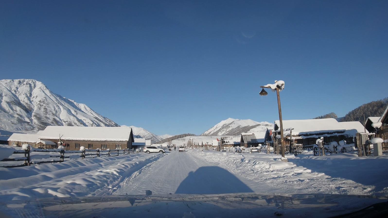 新疆冬季禾木村雪景村庄木屋路拍行车视角视频的预览图