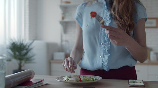 有魅力的女人在家厨房吃快餐视频的预览图