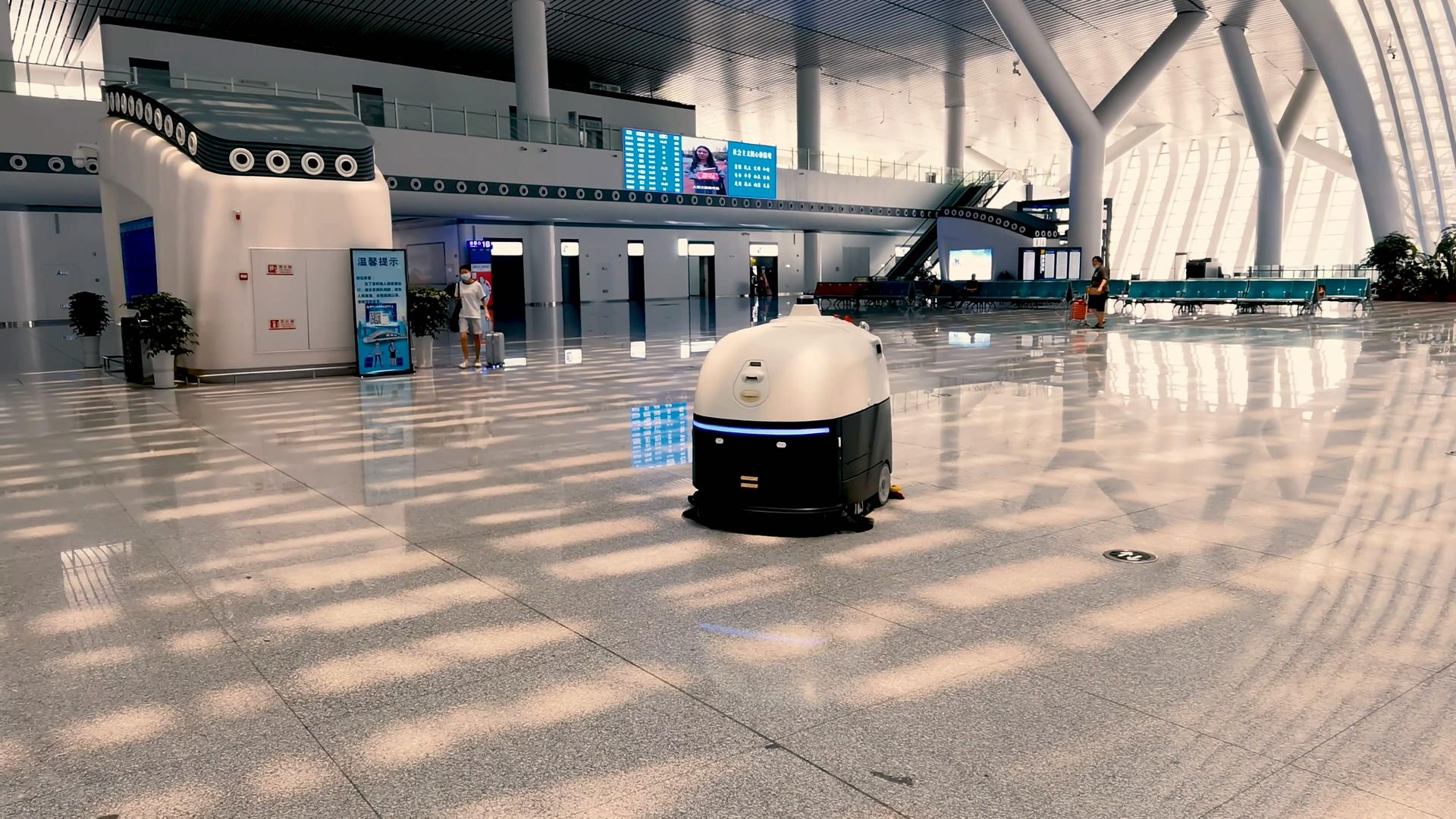 4K现代化的火车站大厅扫地机器人打扫卫生视频的预览图