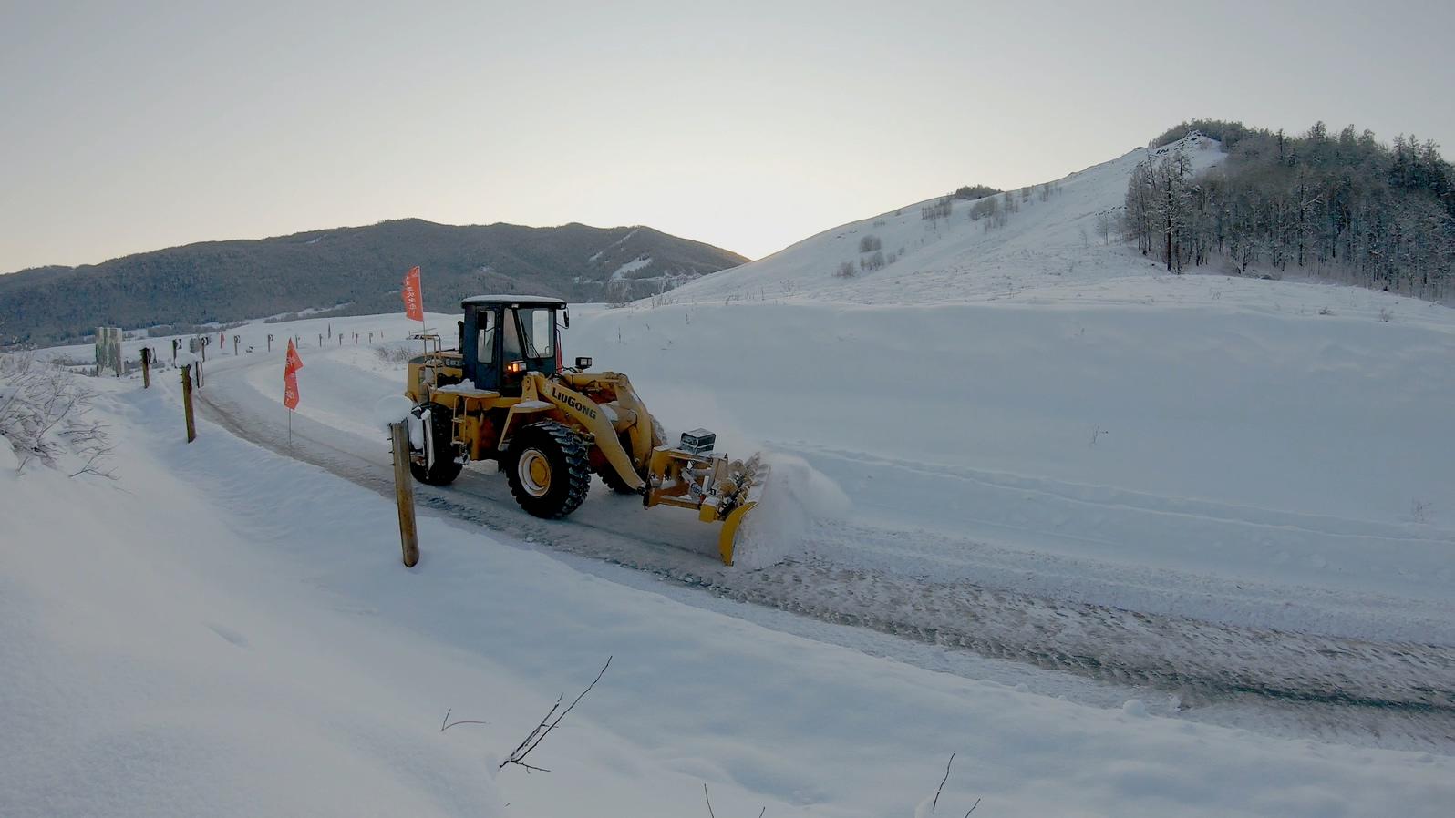 新疆冬季禾木景区清雪设备刮路机清雪视频的预览图