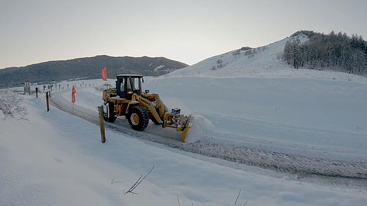 新疆冬季禾木景区清雪设备刮路机清雪mp42704*1520PX视频素材