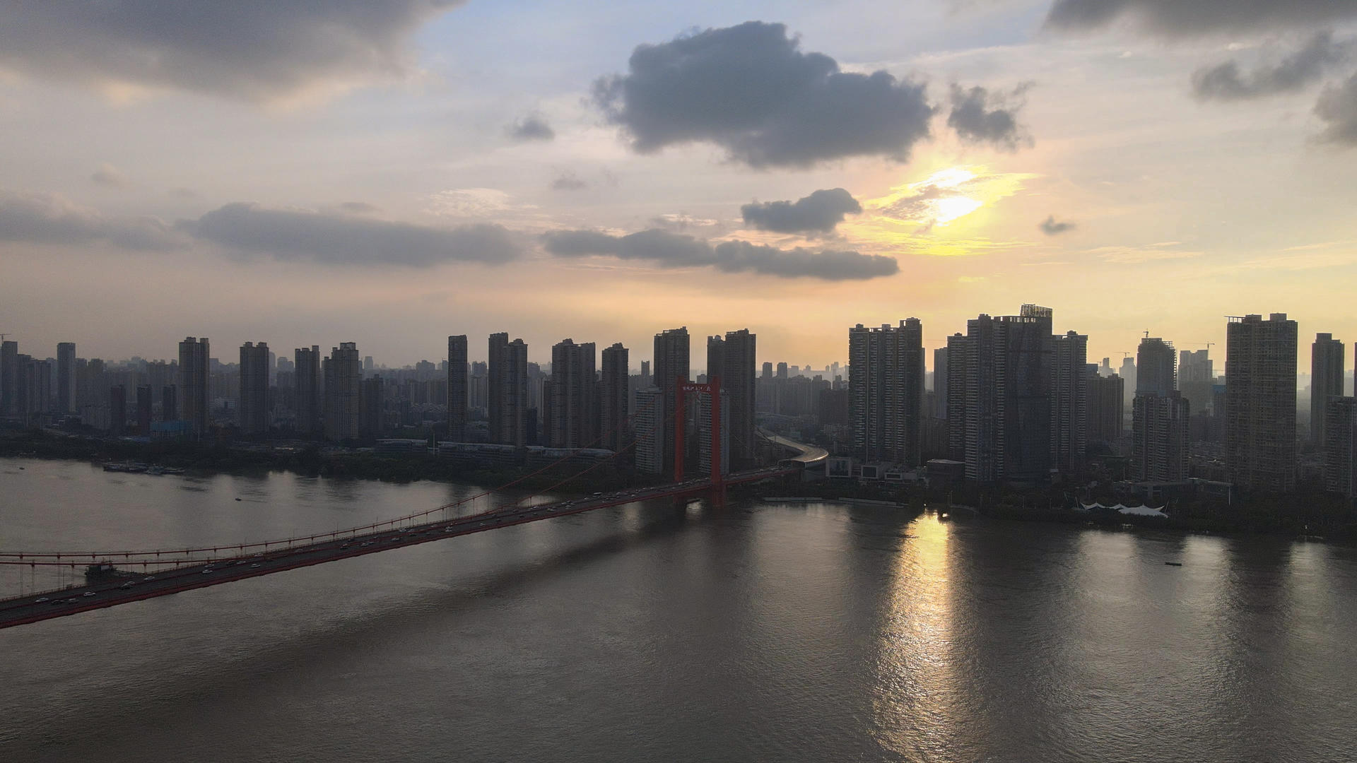 航拍风光城市长江江景立体交通道路桥梁晚霞天空城市素材视频的预览图