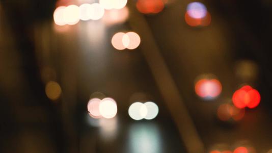 4K城市的夜晚五彩斑斓车灯虚焦视频素材视频的预览图