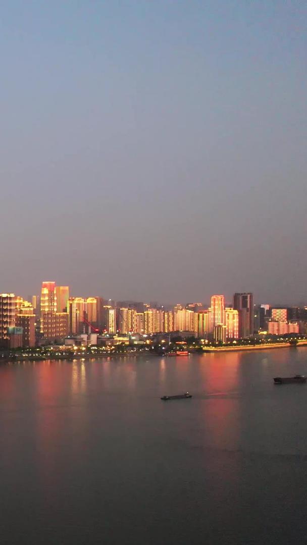 武汉新地标606大厦夜间长江江景天际线建筑高楼灯光秀素材视频的预览图