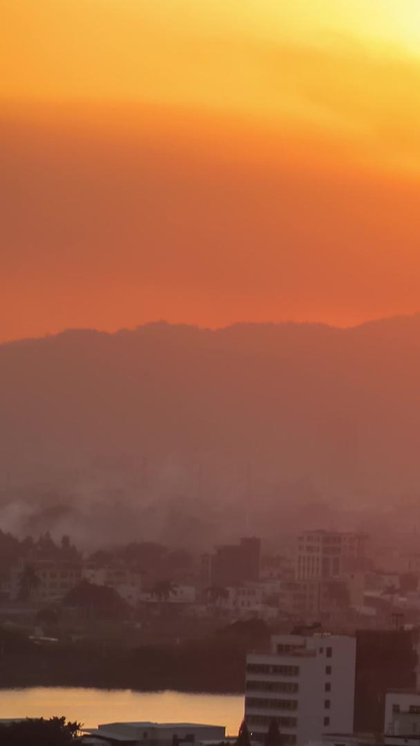 城市远山太阳下山延时视频视频的预览图