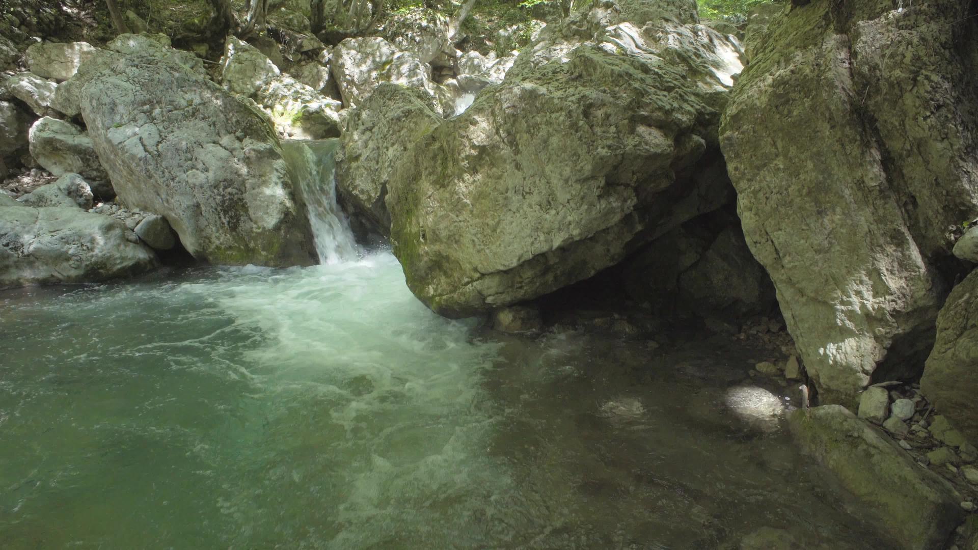 石头之间流淌着山河视频的预览图